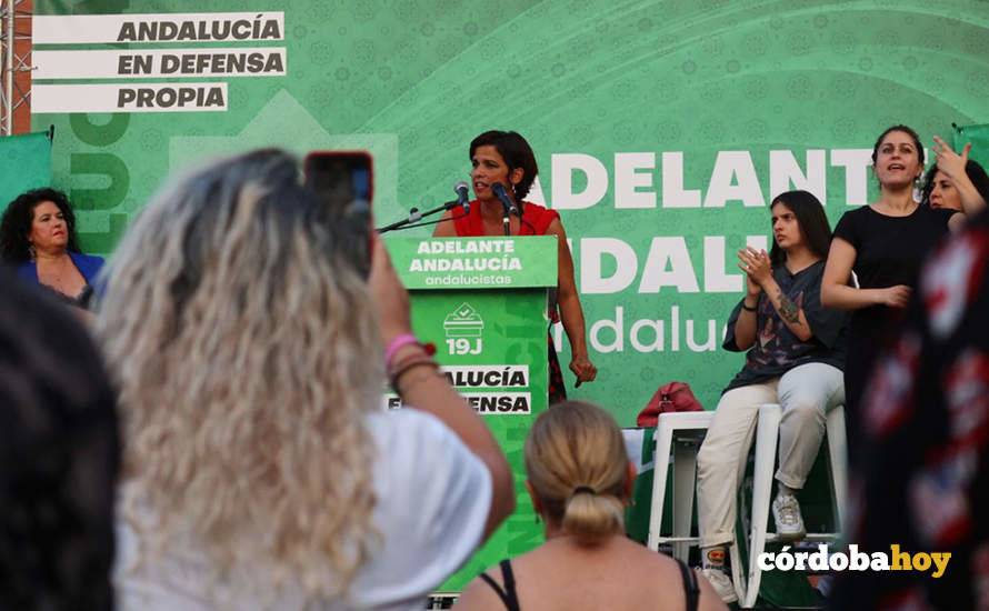 Marta Sánchez (sentada a la derecha) escucha el mitin de cierre de campaña de Teresa Rodríguez