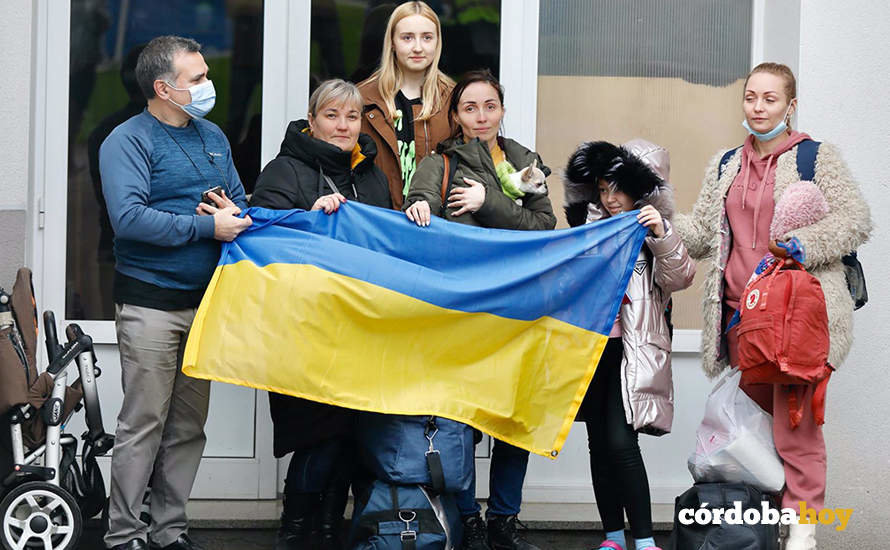 Una familia de refugiados, con la bandera de Ucrania, en una imagen de archivo