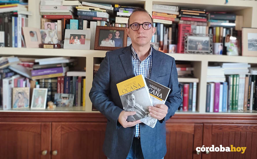 Paco Expósito con sus libros dedicados a Vázquez Ocaña