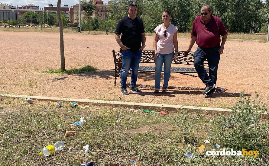 Pedro García, Irene Ruiz y Paco Bellido contemplan la basuraleza en el nuevo Parque de levante