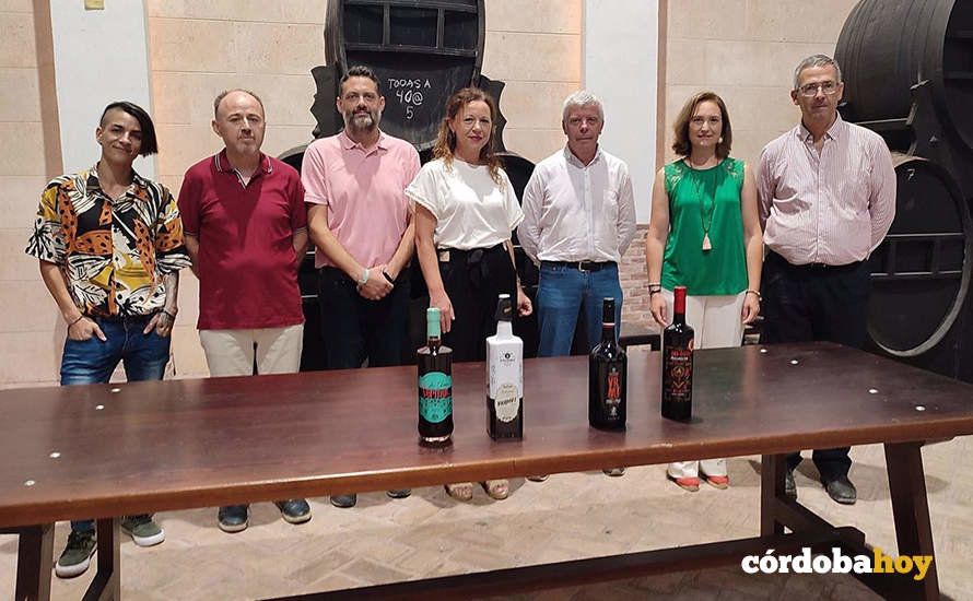 Presentación de los 'aGústicos' que fusionan a público y artistas en conciertos de pequeño formato con el vino como protagonista en Montilla