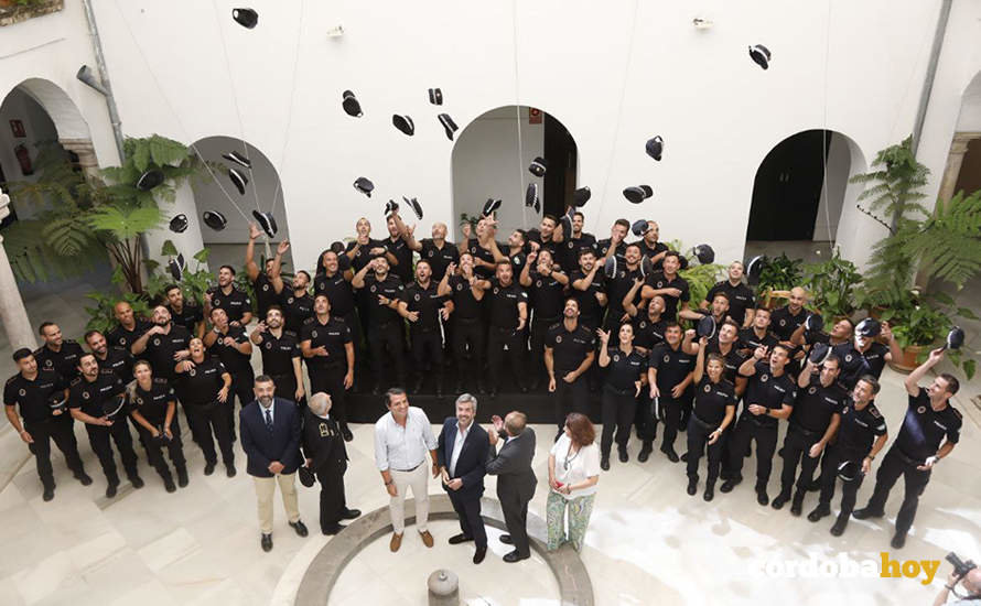 Los 50 nuevos y nuevas agentes celebran su incorporación de pleno derecho arrojando las gorras al aire FOTO PATRICIA CACHINERO