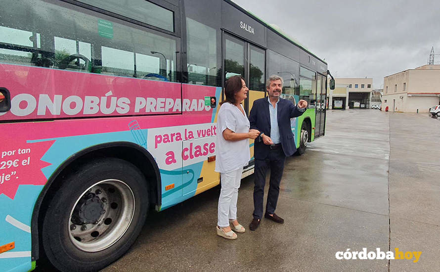 Ana Tamallo y Miguel Ángel Torrico ante la nueva rotulación de autobuses de Aucorsa