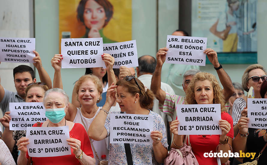 Protesta vecinal de la barriada de Santa cruz ante el Ayuntamiento