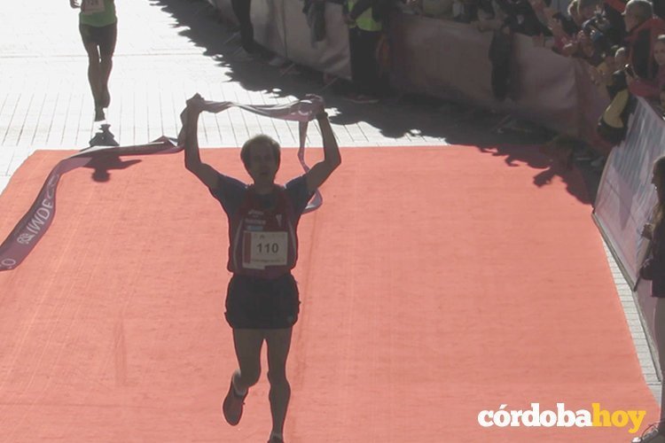 Álvaro Lozano en la meta de la media maratón