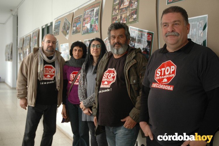 Miembros de la Plataforma Stop Desahucios en el Centro Cultural Rey Heredia