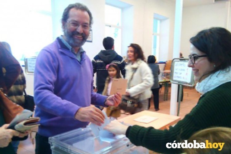 Pepe Larios ejerciendo su voto en diciembre de 2015