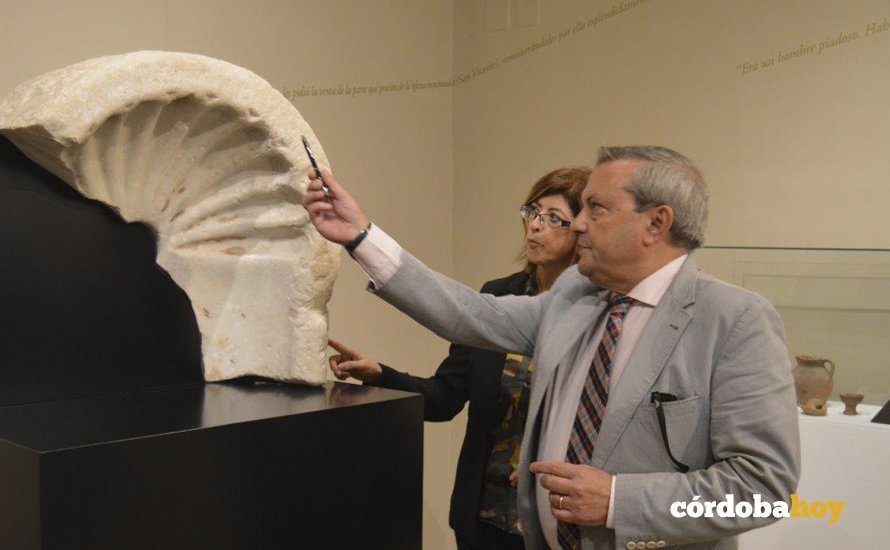 Francisco Alcalde, delegado de Cultura de la Junta en la exposición del Museo Arqueológico