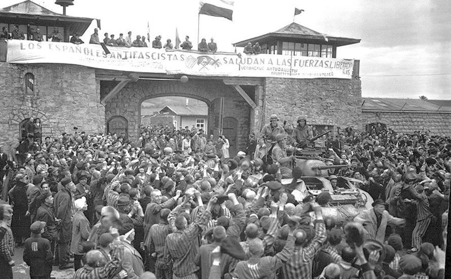 Prisioneros cordobeses reciben a los liberadores en un campo de concentración nazi