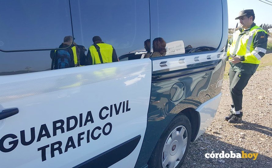 Guardia Civil de Tráfico de Córdoba en un control