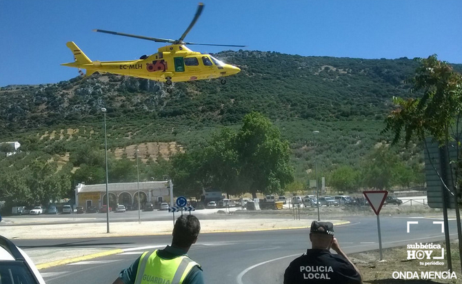 Traslado del motorista herido en Doña Mencía en helicóptero