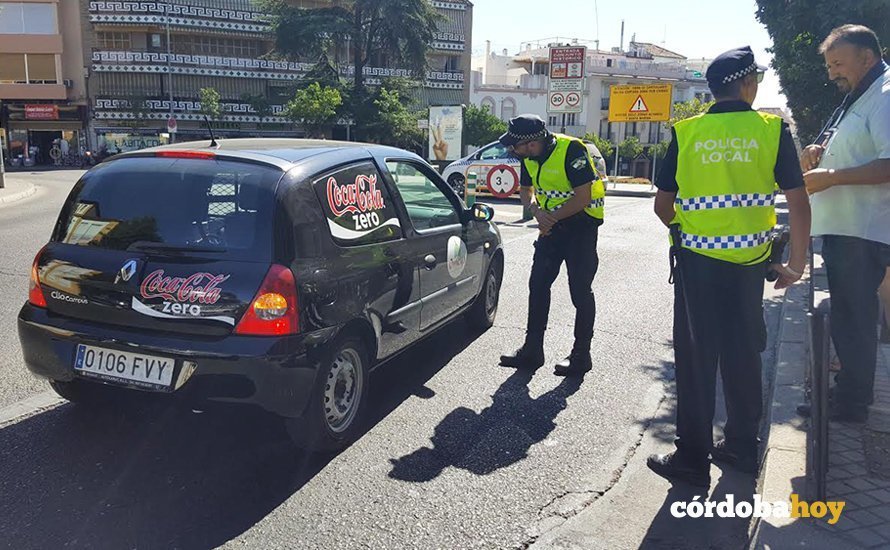 Agentes de la Policía Local atendiendo los requerimientos de ciudadanos y conductores