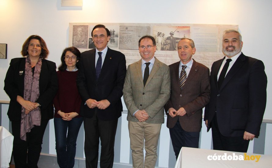 El rector y el gerente del Grupo Cabezas, con representantes de ambas instituciones, tras la firma del convenio