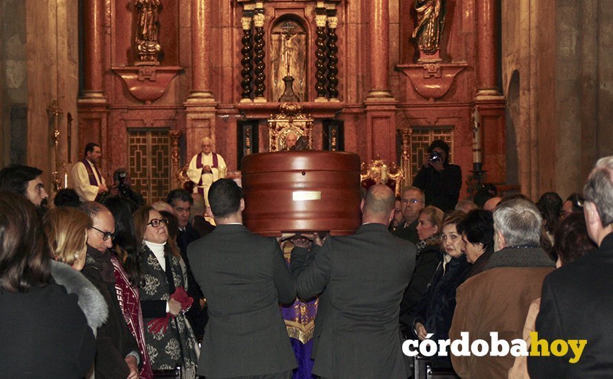 El feretro de Pablo García Baena accede a San Miguel 