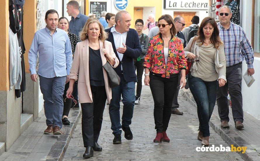 La alcaldesa se reúne con los comerciantes del Casco Histórico