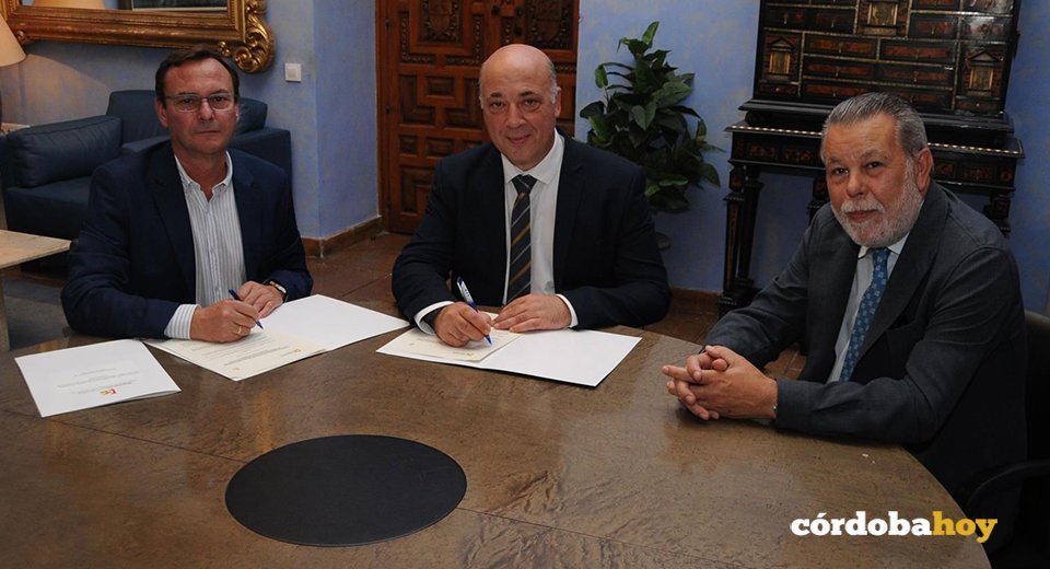 Firma del convencio de colaboración con el Ayuntamiento de Villafranca