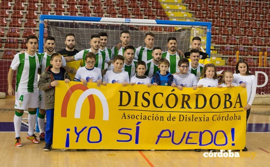 El Córdoba CF Futsal con los niños y niñas de la Asociación Discórdoba
