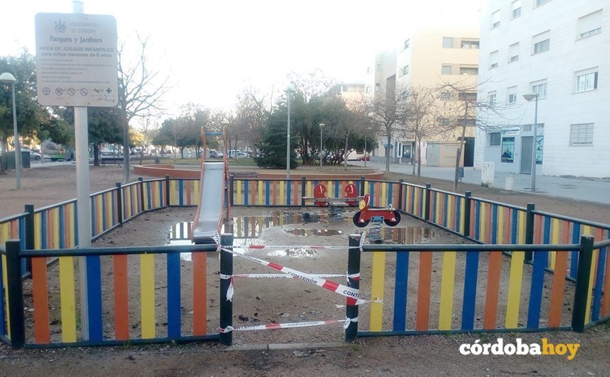 Parque infantil clausurado por deterioro