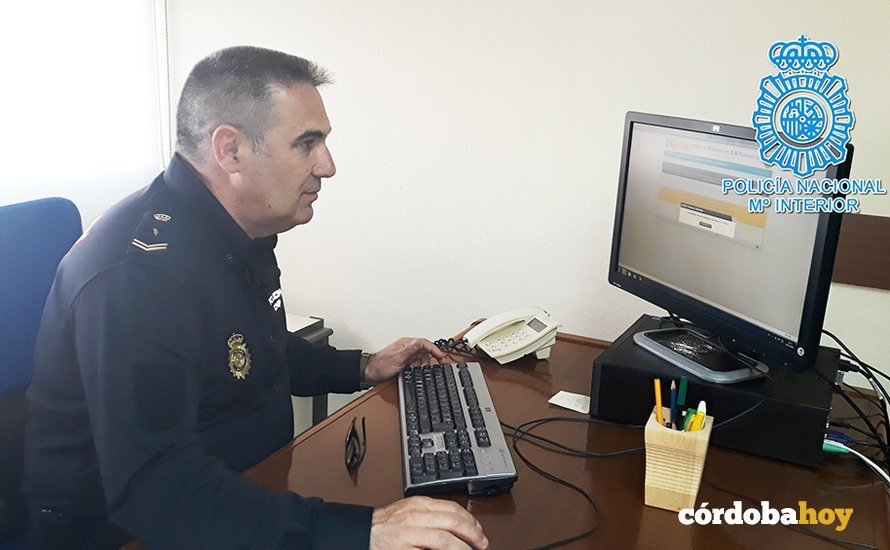 Un agente de Policía prueba el sistema VeriPol contra el fraude en denuncias