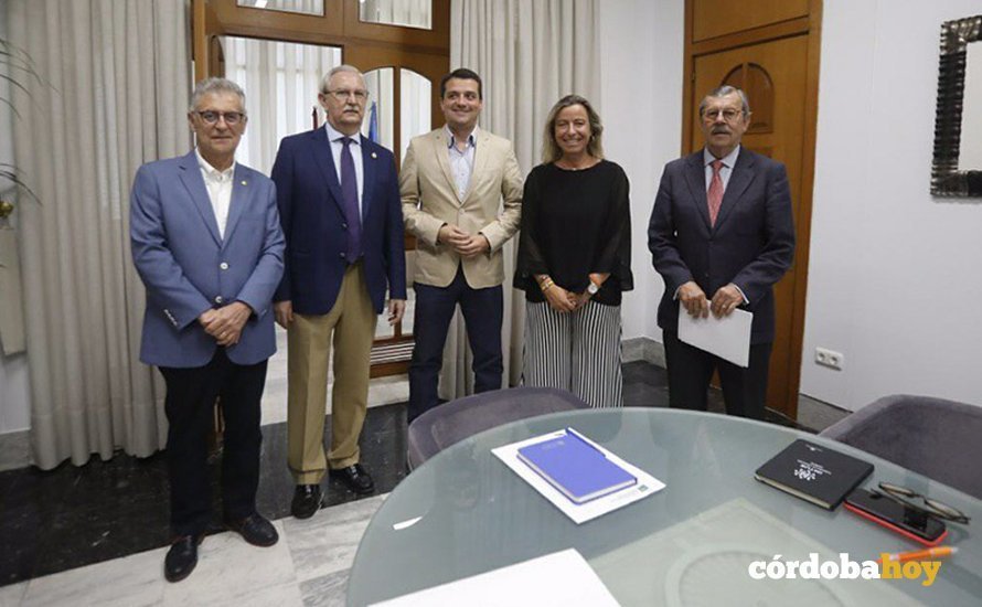 Reunión en el Ayuntamiento sobre la asamble mundial de médicos en Córdoba