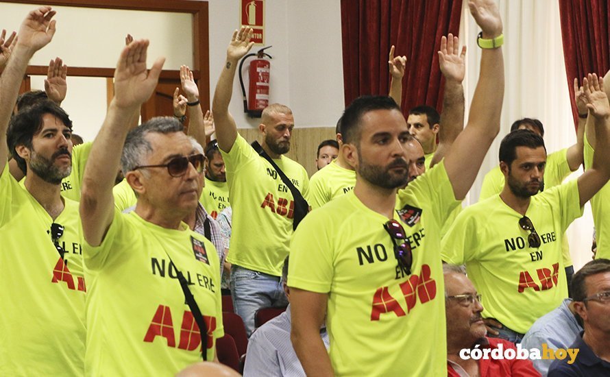 Los trabajadores de ABB piden la palabra en silencio en el Pleno municipal
