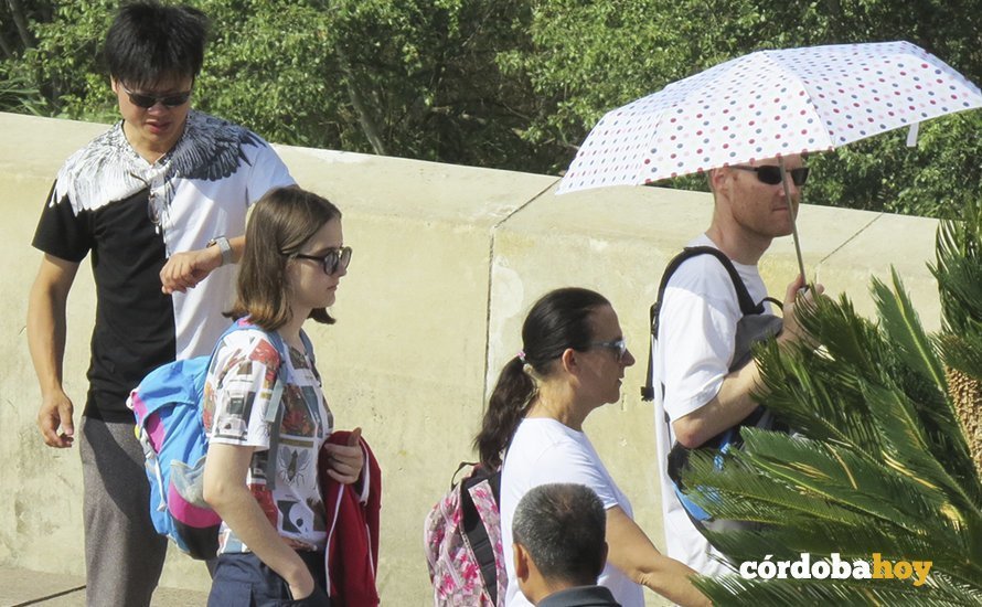 Turistas en plena oleada de calor en Córdoba