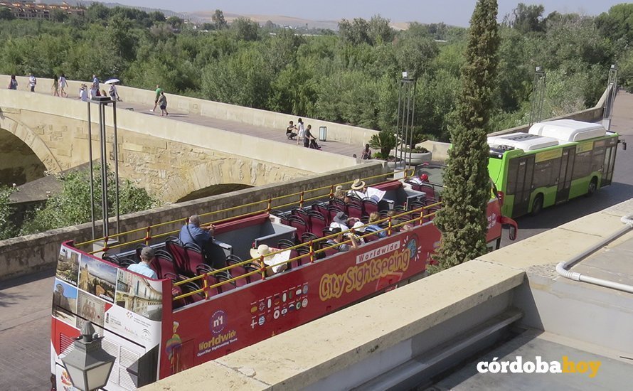 Autobús de Aucorsa y el autobús turístico en el Puente Romano
