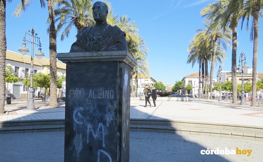Estatua de Fray Albino en la Plaza de Cañero