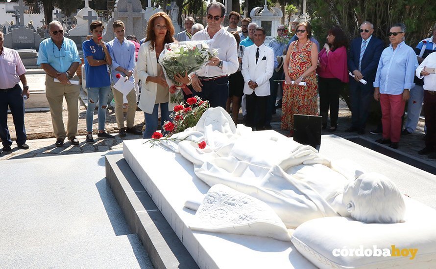 Ofrenda a Manolete, con el ramo de flores los concejales Marian Aguilar y Antonio Álvarez