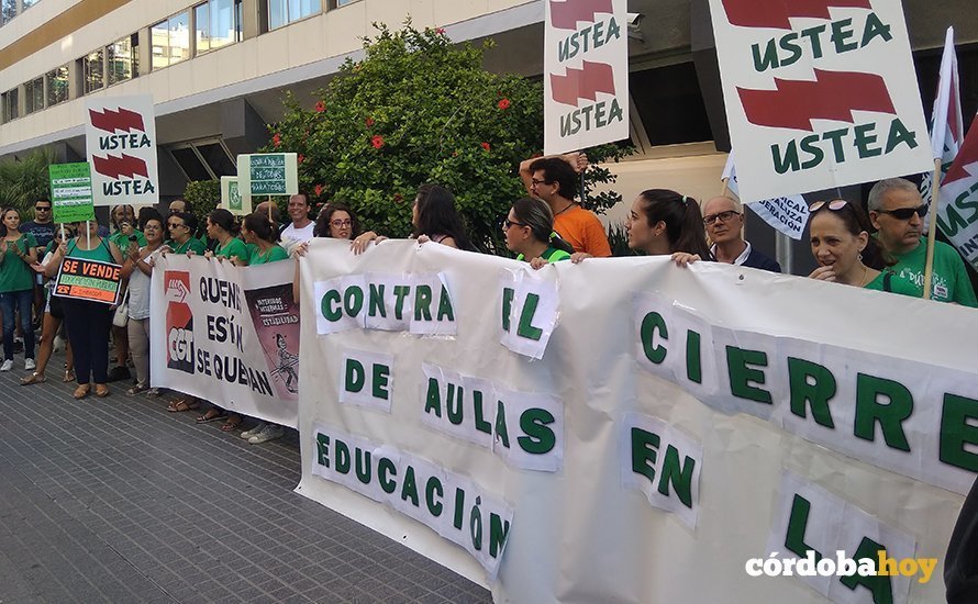 Protesta de Juntas Sumamos en la delegación de Educación