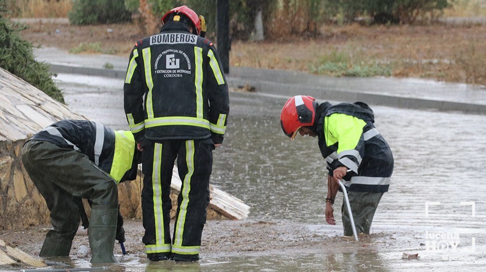 Bomberos de Lucena actuando en unas inundaciones por lluvia en 2019