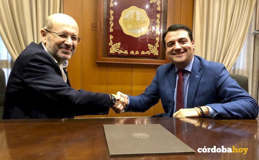 Firma de convenio con el alcalde, José María Bellido
