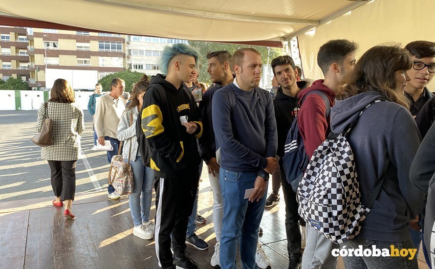 Jóvenes en una feria del empleo en la Diputación de Córdoba