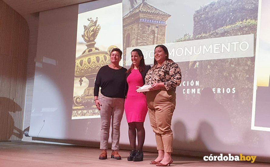 La edil Rocío Castillo recoge el premio en Madrid en nombre de Cañete de las Torres