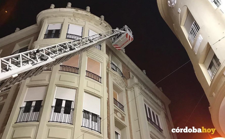 Los bomberos sanean una cornisa en Cruz Conde
