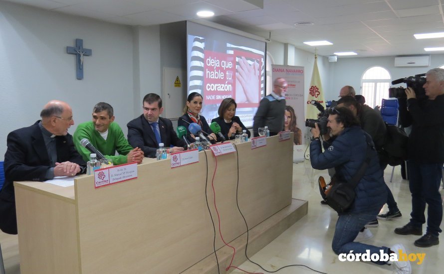 Diana Navarro en la rueda de prensa en Cáritas Córdoba