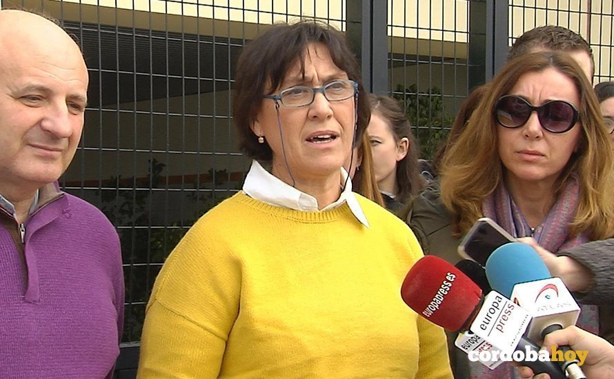 La jefa de Estudios del IES Luis Carrillo de Sotomayor de Baena (Córdoba), Antonia Villatoro, atiende a los medios a las puertas del centro