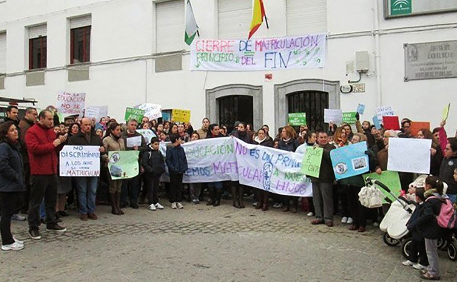 Protesta de padres por el cierre del CEIP Moreno de Pedrajas en Villanueva. FOTO QUINCENAL DE LOS PEDROCHES