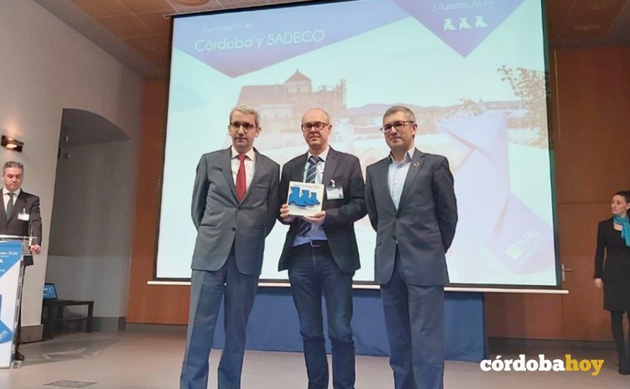 El técnico de Calidad de Sadeco, Cristóbal Aragón, recoge el premio de manos del presidente de Aspapel, Jordi Mercader, y el secretario de Estado de Medio Ambiente, Hugo Morán
