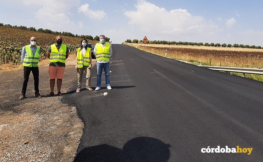 Cristina Casanueva visita el arreglo de la carretera en Aldea Quintana