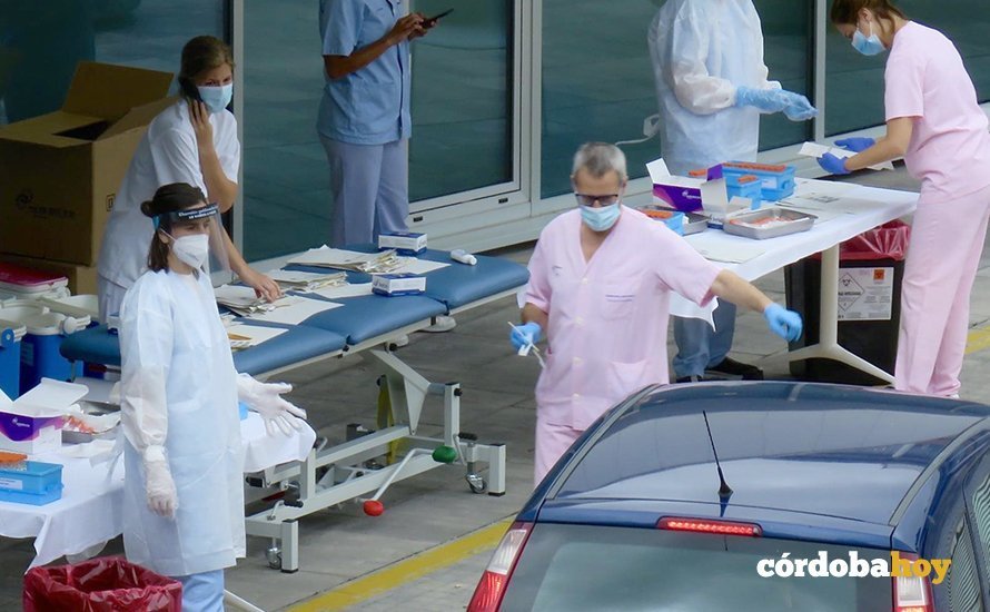 Personal sanitario en un hospital realiza test PCR a conductores de vehículos