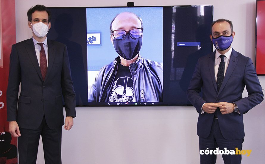 Pablo Cortés y Rafael Alcaide, cpn el CEO de Paythunder Fran Gómez en la pantalla