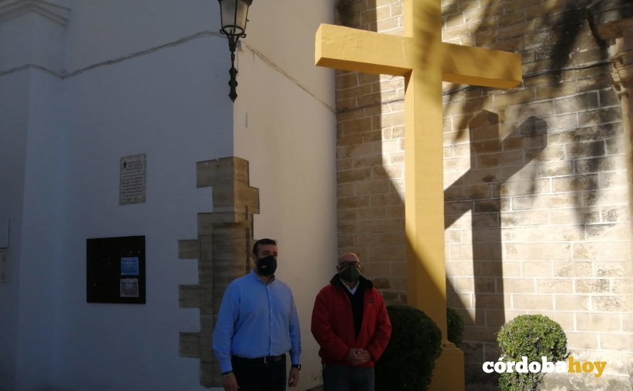 Rafael Saco y Alejandro Hernández junto a la cruz del convento de las Descalzas de Aguilar