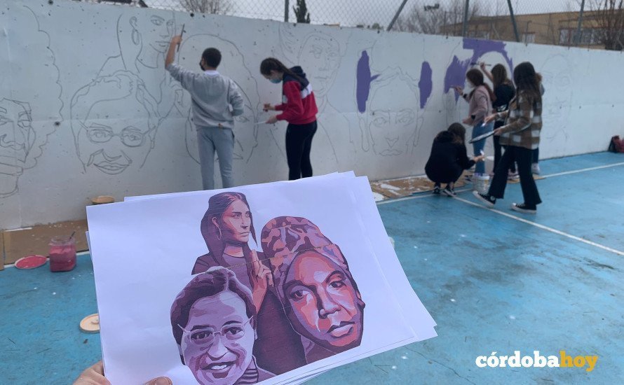 Mural feminista de Madrid reproducido por alumnos de Puente Genil