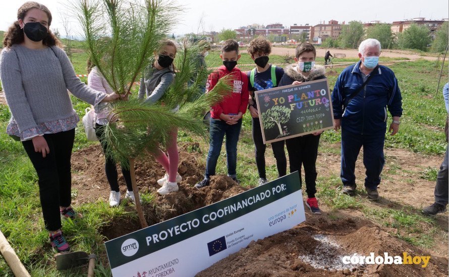 Escolares plantando árboles en el Parque de Levante