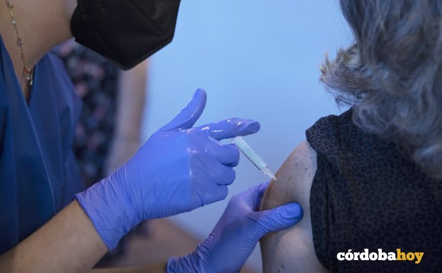 Una sanitaria vacuna a una mujer contra la Covid-19