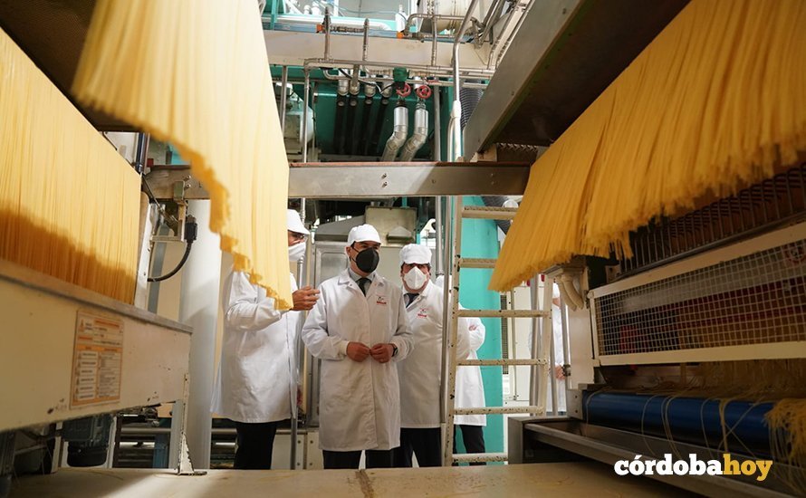 Juan Manuel Moreno visita la fábrica de Pastas Gallo en El Carpio