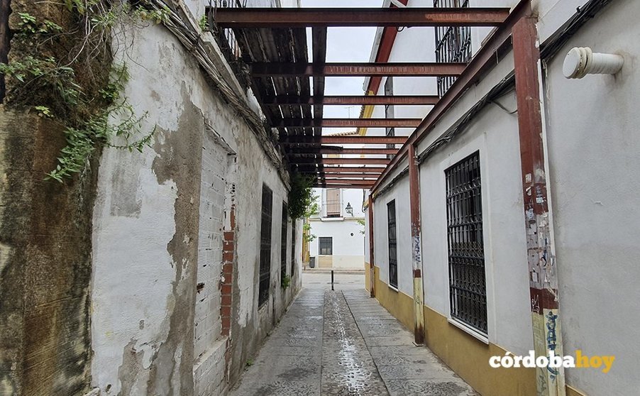 Vivienda desocupada en el Casco Histórico de Córdoba y apuntalada en la calle