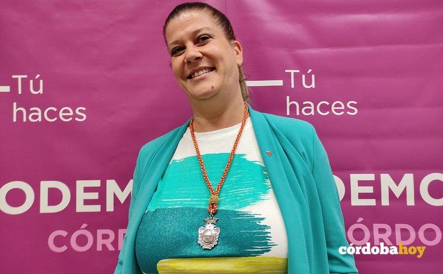 Mercedes Muñoz con la medalla de concejal