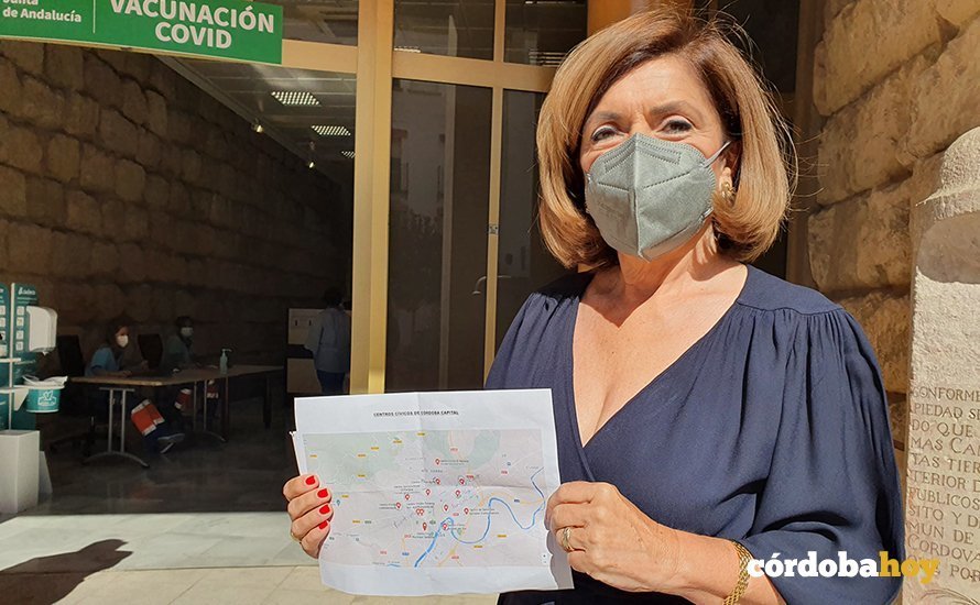 María Jesús Botella muestra un mapa con los puntos de vacunación en la capital